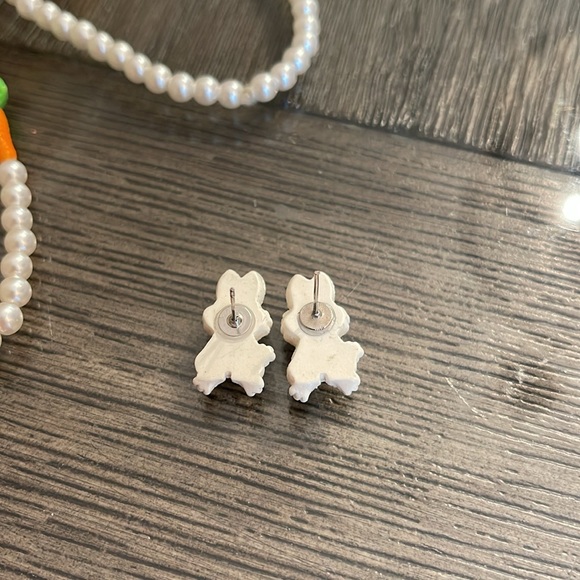 Vintage Resin Rabbit Earrings with Elastic Faux Pearl & Carrot Necklace - Picture 3 of 15